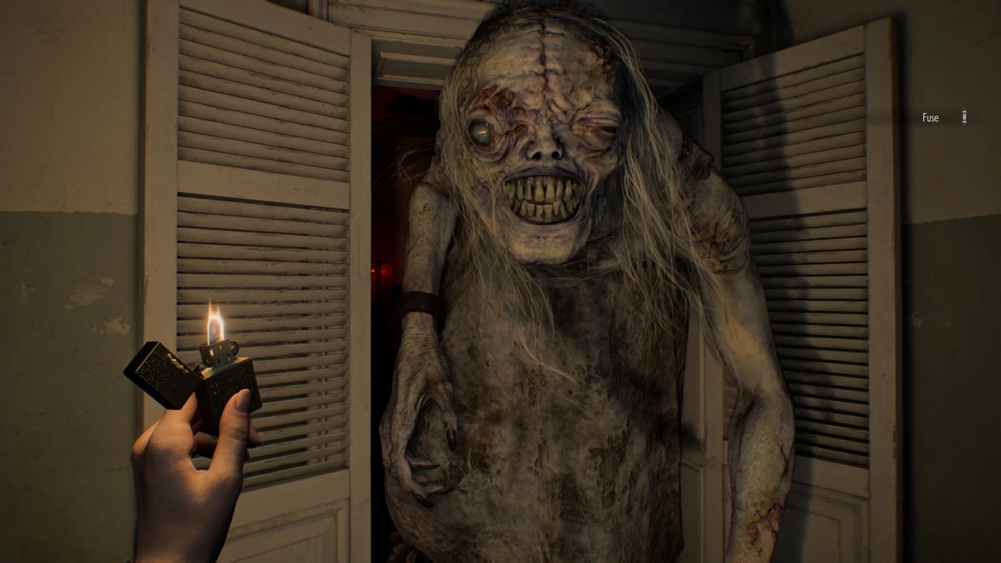 Un aterrador monstruo emergiendo de un armario en Resident Evil Requiem