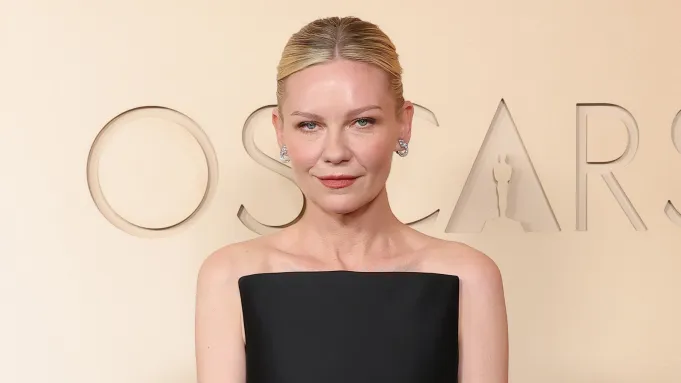Kirsten Dunst en un elegante vestido negro sin tirantes