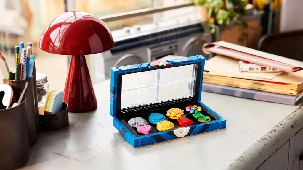 Colección de Insignias de Lego Kanto en un escritorio