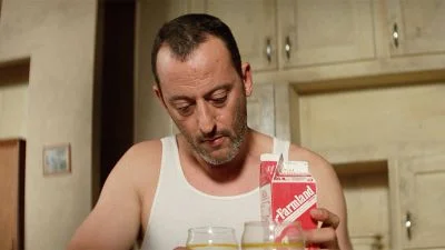 Jean Reno en Léon: The Professional con un cartón de leche