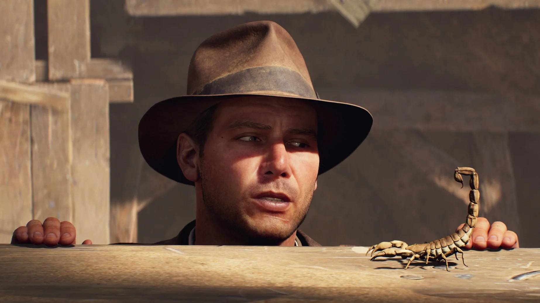 Indy asomándose para ver un escorpión en Indiana Jones and the Great Circle