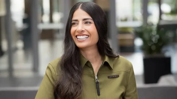 Asha Sharma de Microsoft Gaming en una chaqueta verde