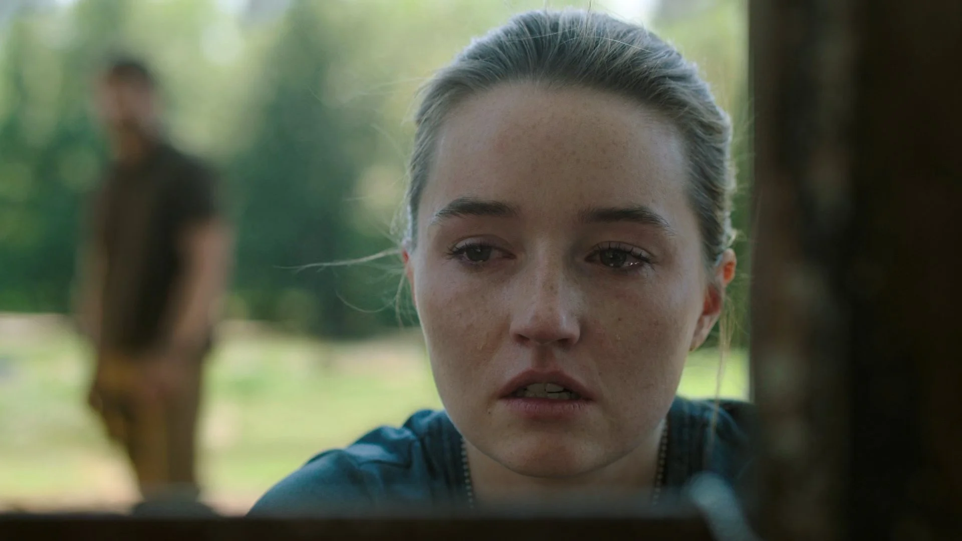 Abby llora sobre una tumba en The Last of Us temporada dos