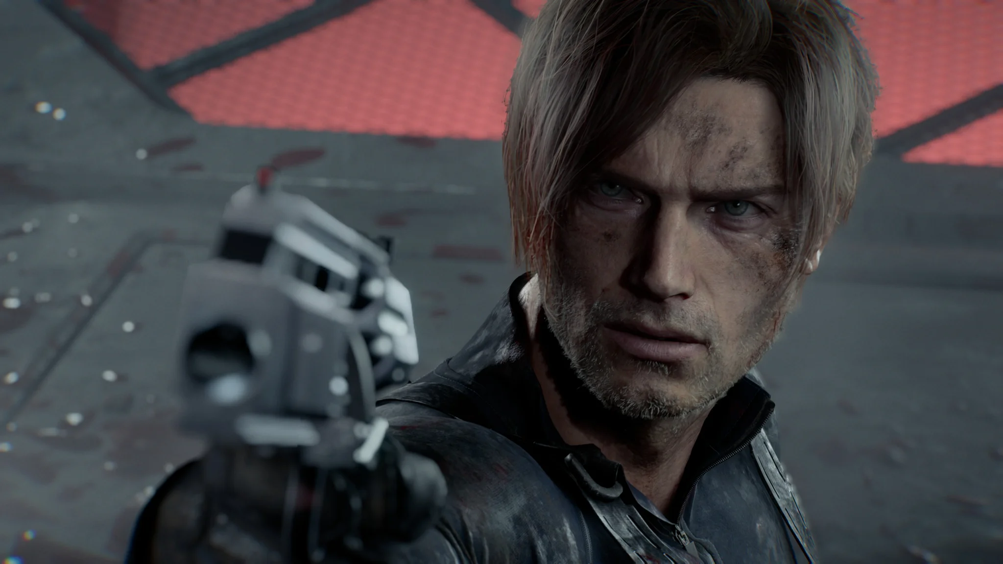Screenshot de Resident Evil Requiem mostrando a un Leon S. Kennedy frunciendo el ceño, cubierto de suciedad y apuntando con un arma a alguien fuera de la imagen.